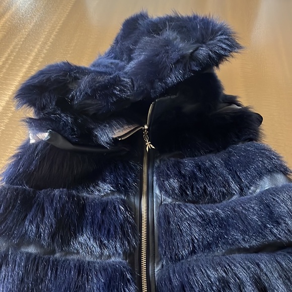 Stunning furry hooded vest - Picture 11 of 11